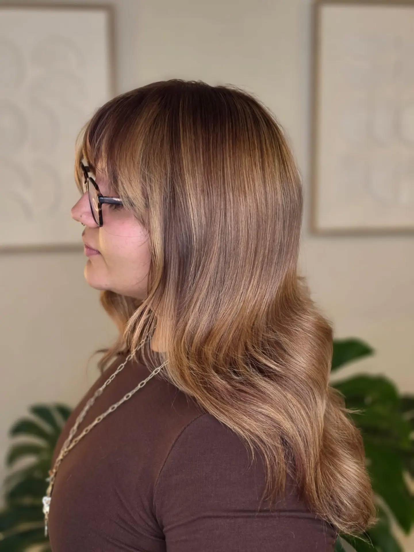 Modelo con ondas Woodlights y balayage cálido en Lozano Hair Studio Saltillo