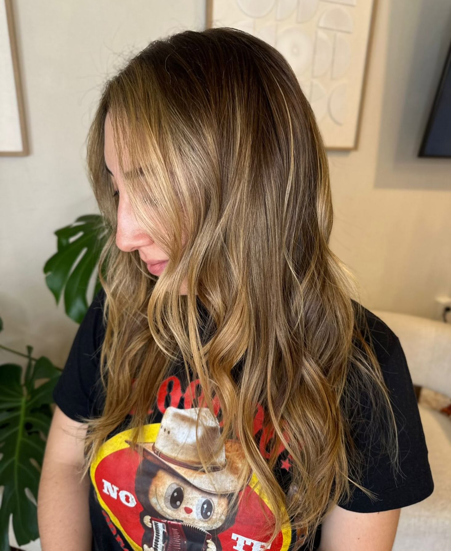 Detalle de tonalidades Woodlights en cabello largo y ondulado