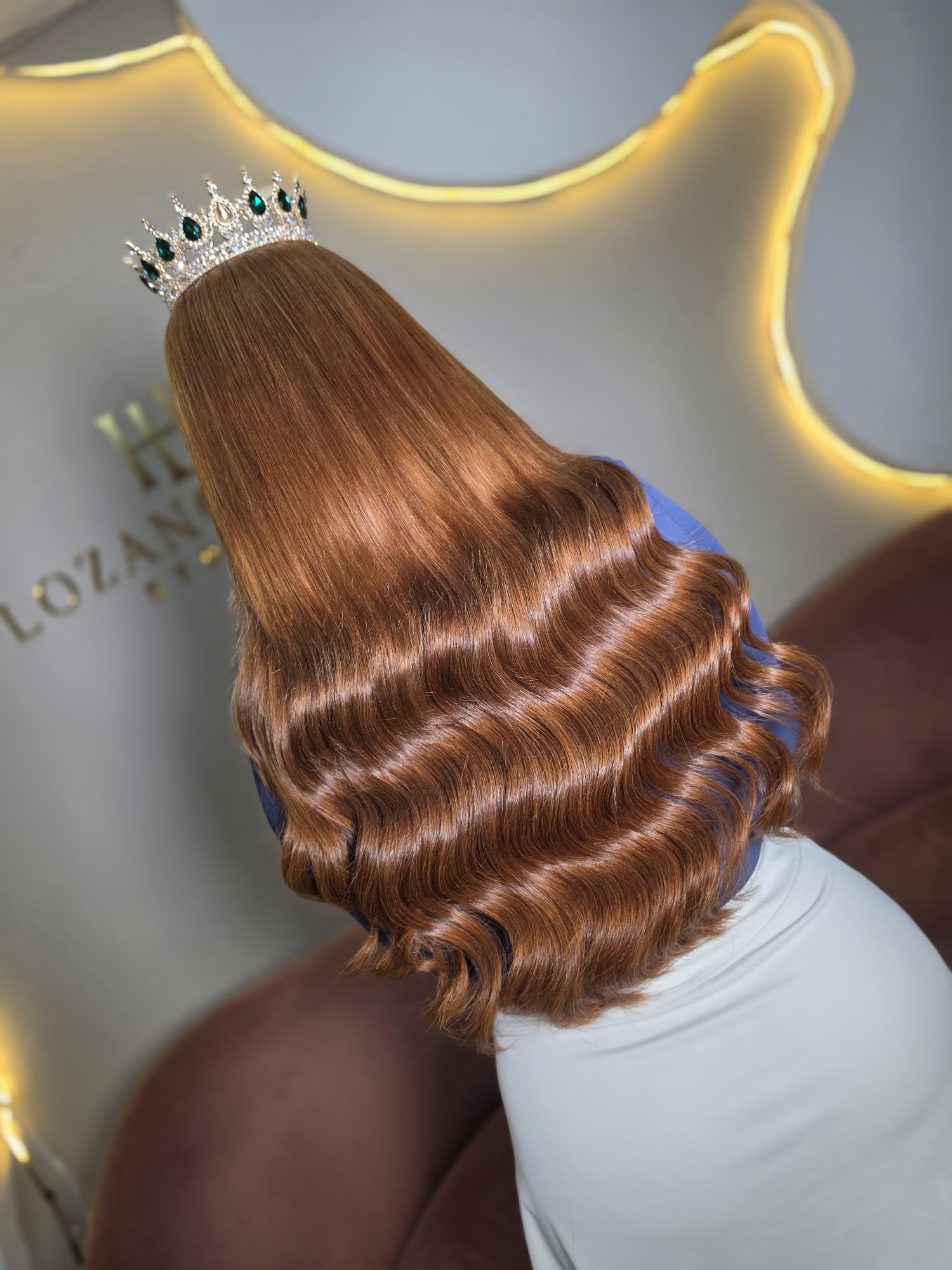 Instalaciones de Lozano Hair Studio en Saltillo Centro con espejos curvos e iluminación cálida